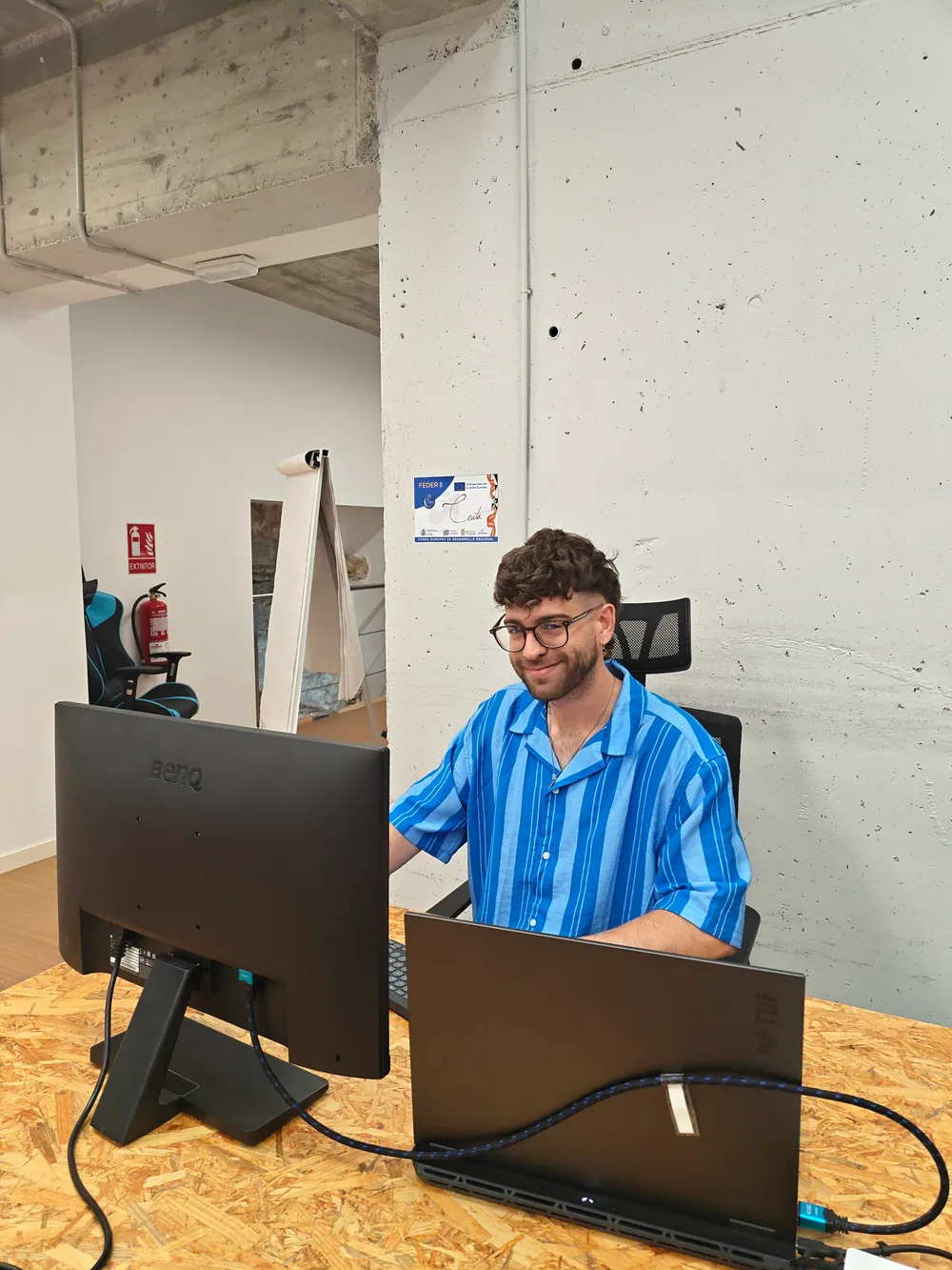 Álvaro trabajando entre pantallas en el estudio
